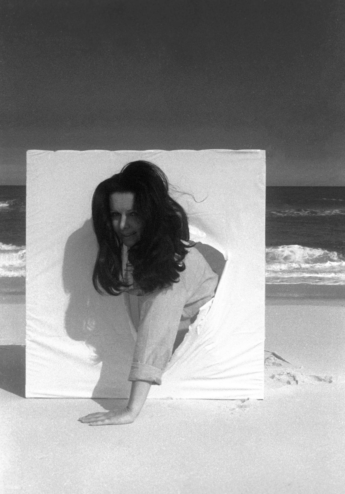 Lygia Pape, O Ovo (The Egg), 1967. Performance at Barra da Tijuca, Rio de Janeiro, 1967. ©️ Projeto Lygia Pape