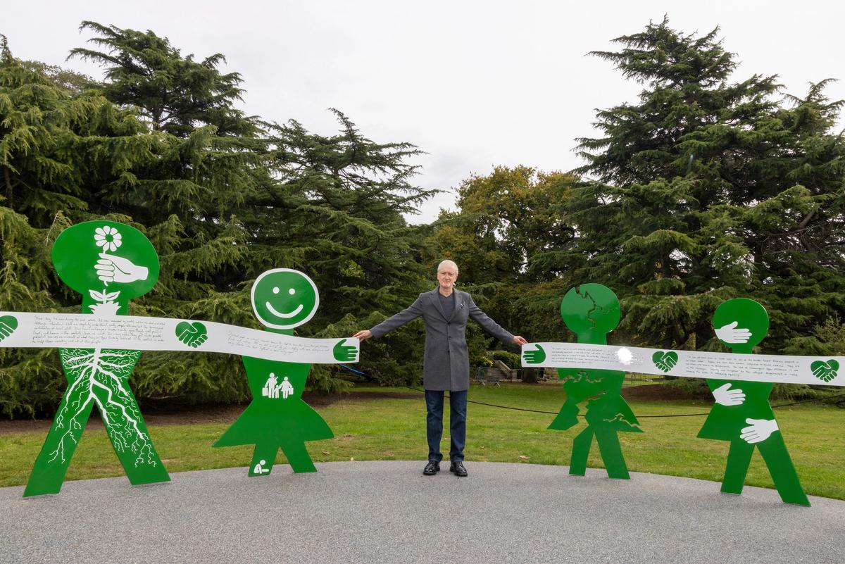 The work features a circle of 15 human-scale figures, grouped in fives, allowing visitors to complete the circle
Andy Aitchison