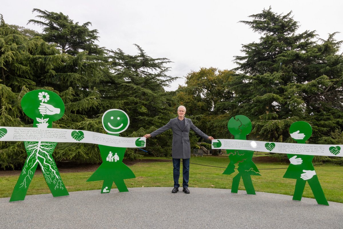 The work features a circle of 15 human-scale figures, grouped in fives, allowing visitors to complete the circle
Andy Aitchison
