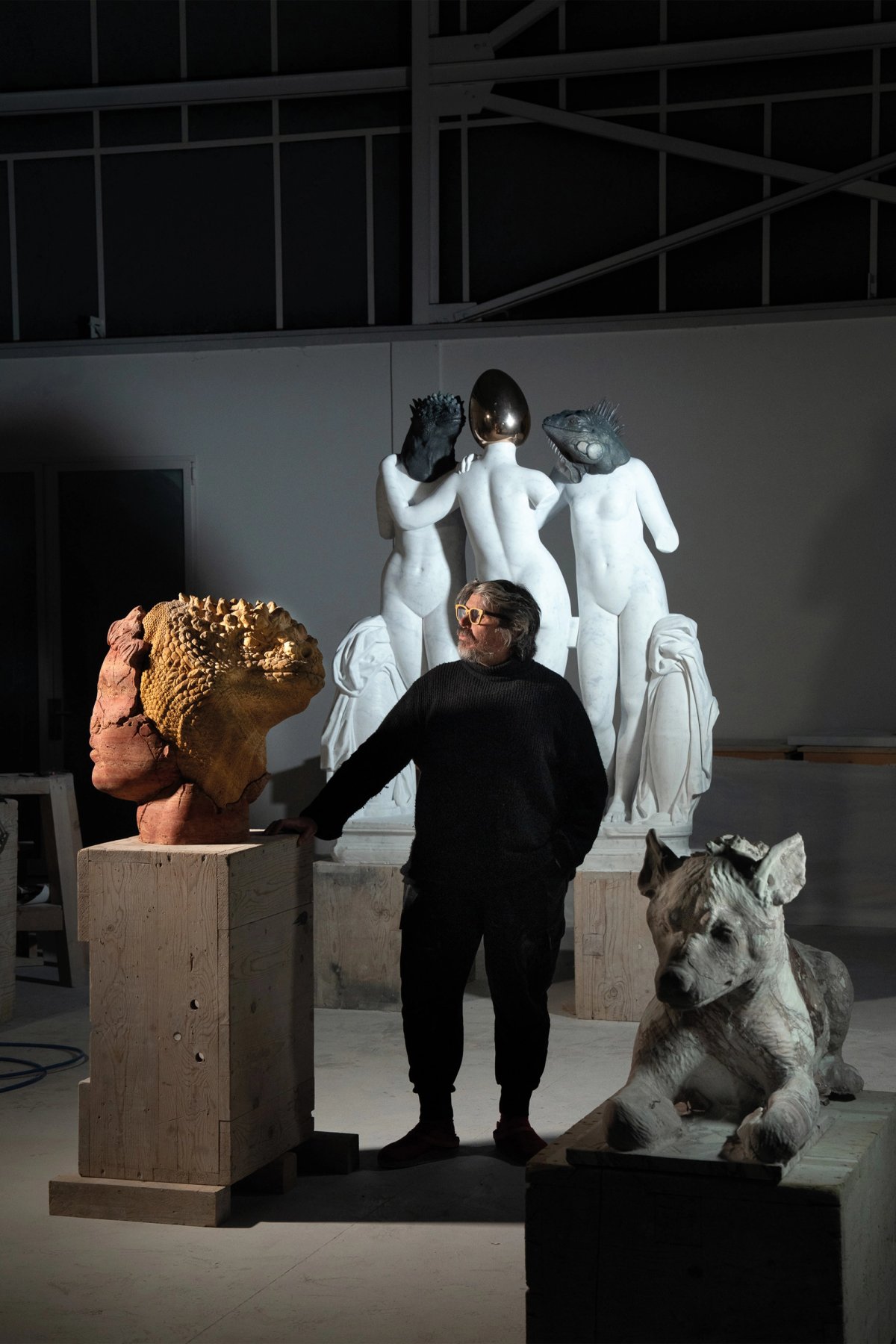 Koen Vanmechelen with his sculptures © Koen Vanmechelen, photo: Kris Vervaeke, 2026