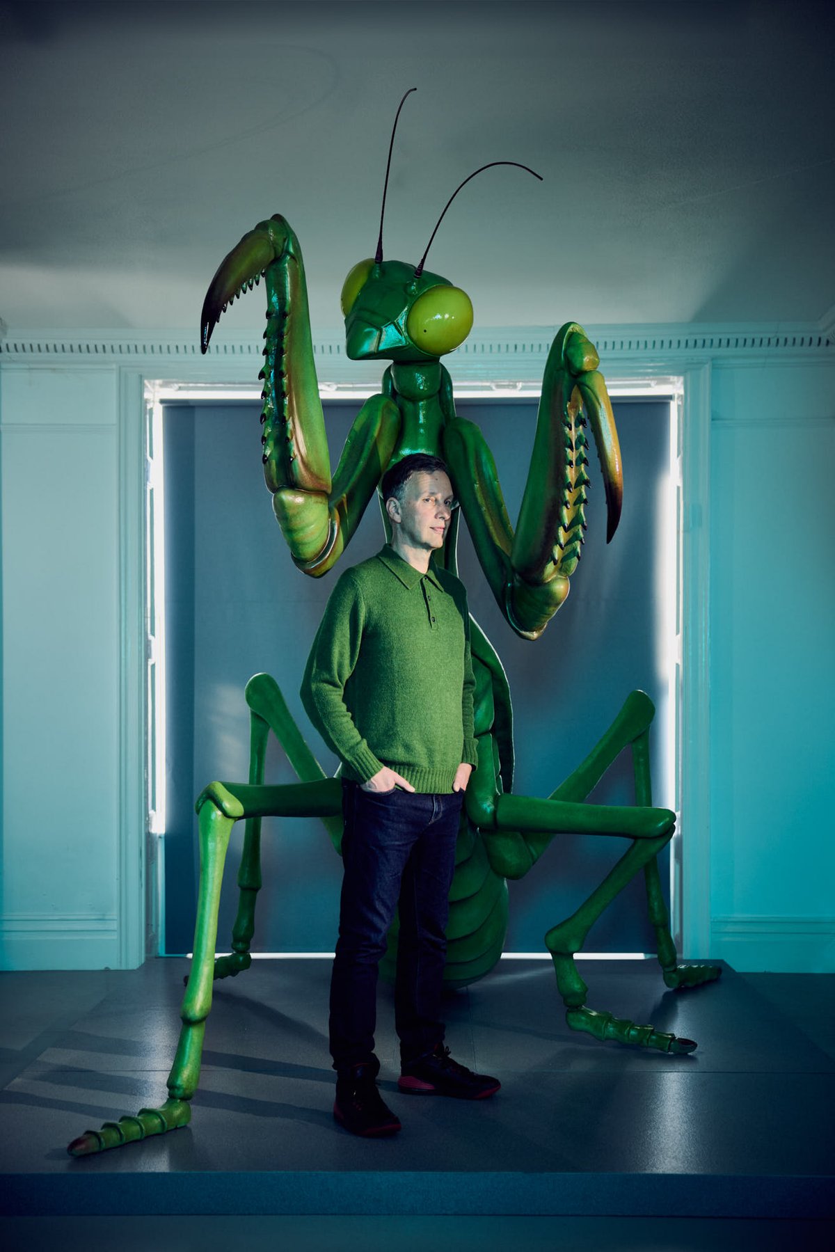 David Shrigley with his preying mantis sculpture Mantis Muse (2024)
© Alun Callender
