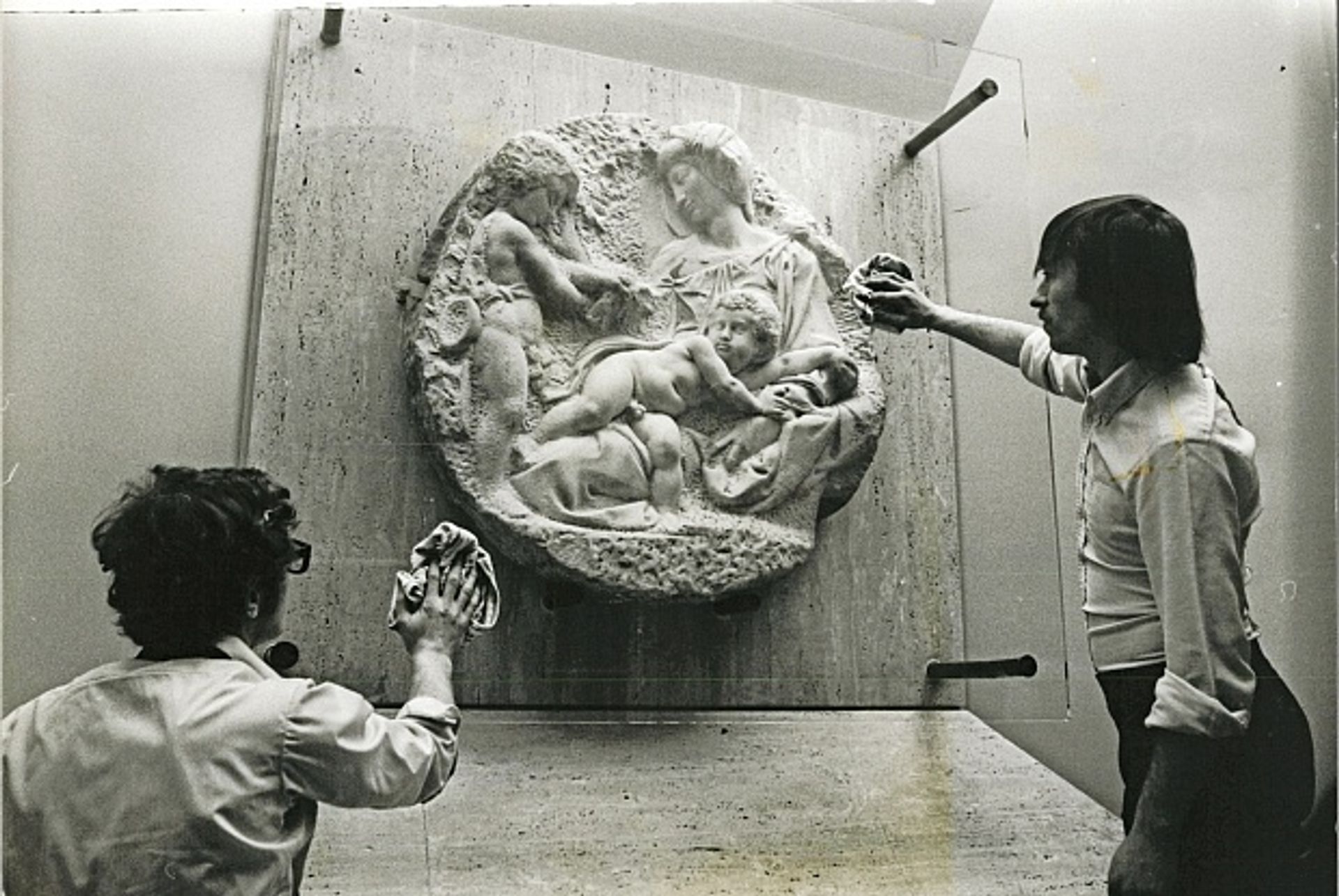 20世纪70年代，米开朗基罗在皇家学院的Taddei Tondo照片:Keystone Pictures USA / Alamy Stock Photo
