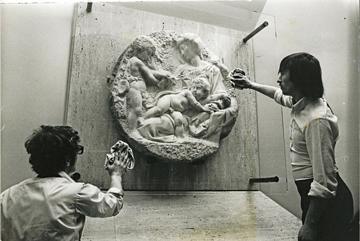 Michelangelo's Taddei Tondo at the Royal Academy in the 1970s Photo: Keystone Pictures USA / Alamy Stock Photo