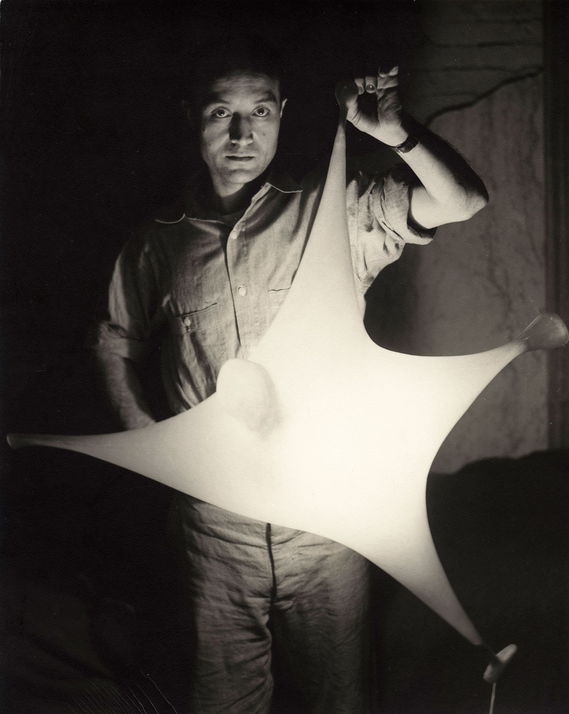 Isamu Noguchi with study for Luminous Plastic Sculpture (1943)
Photograph by Eliot Elisofon; The Noguchi Museum Archives, ©INFGM / ARS DACS / Eliot Elisofon