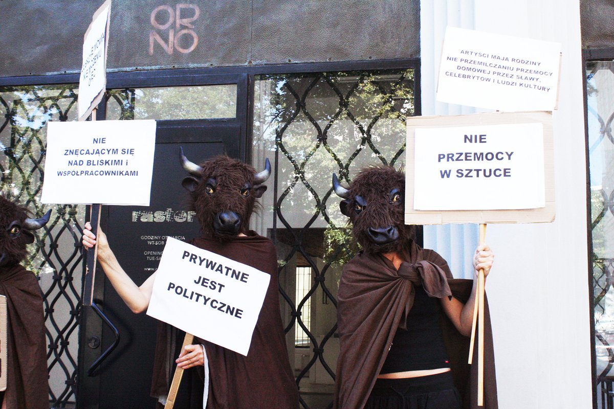 The Zubrzyce (bison) outside Raster Gallery in Warsaw © Zubrzyce