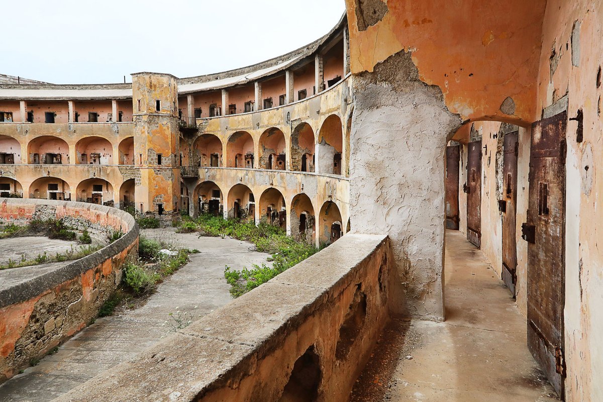 A central observation tower allowed prison guards to monitor activity along the gangways that encircled it Commissario straordinario del Governo per il recupero e la valorizzazione dell’ex Carcere borbonico dell’isola di S.Stefano-Ventotene