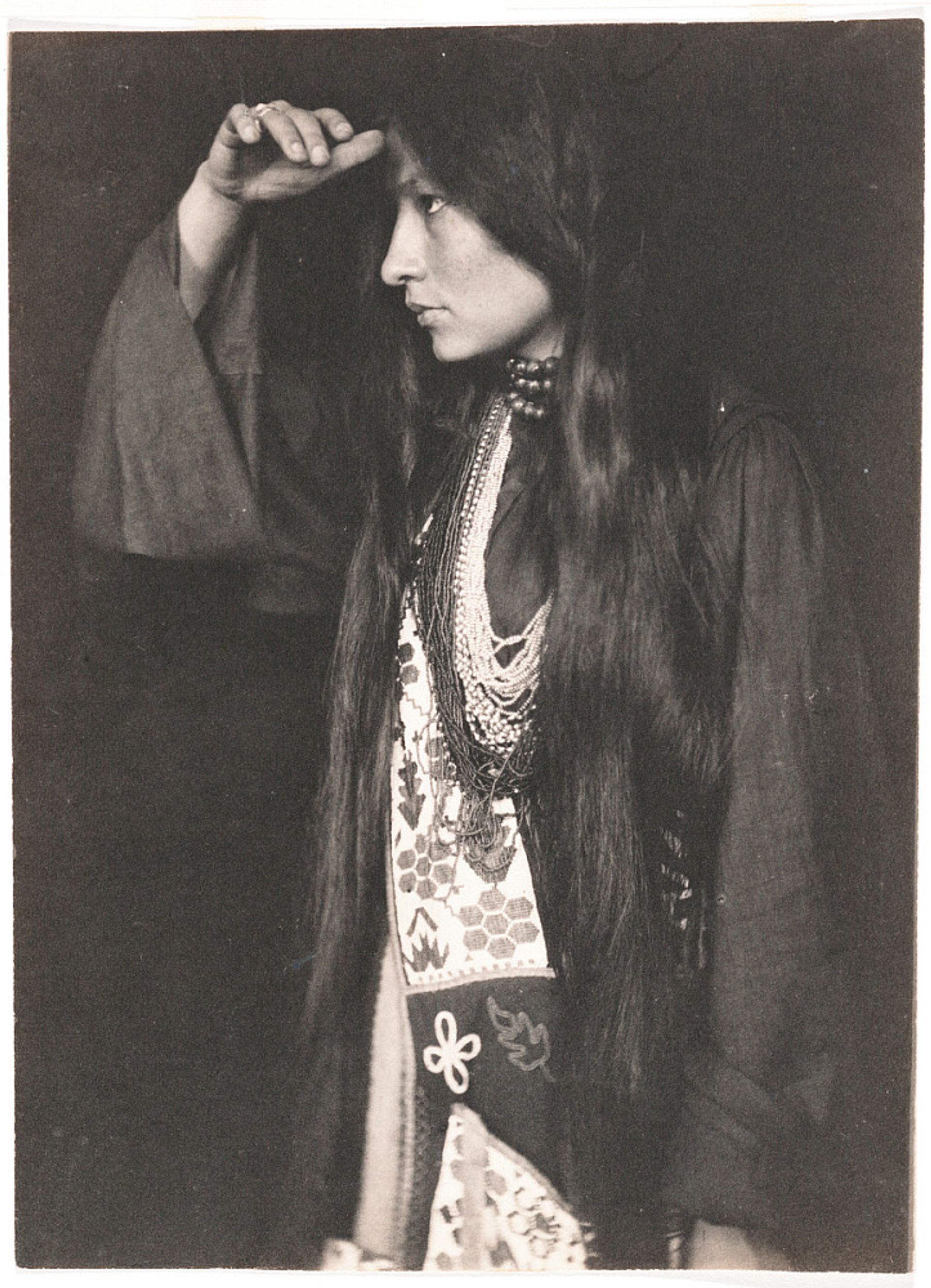 Gertrude Käsebie, Zitkála-Šá (around 1898) Photo: Gertrude Käsebier; National Museum of American History