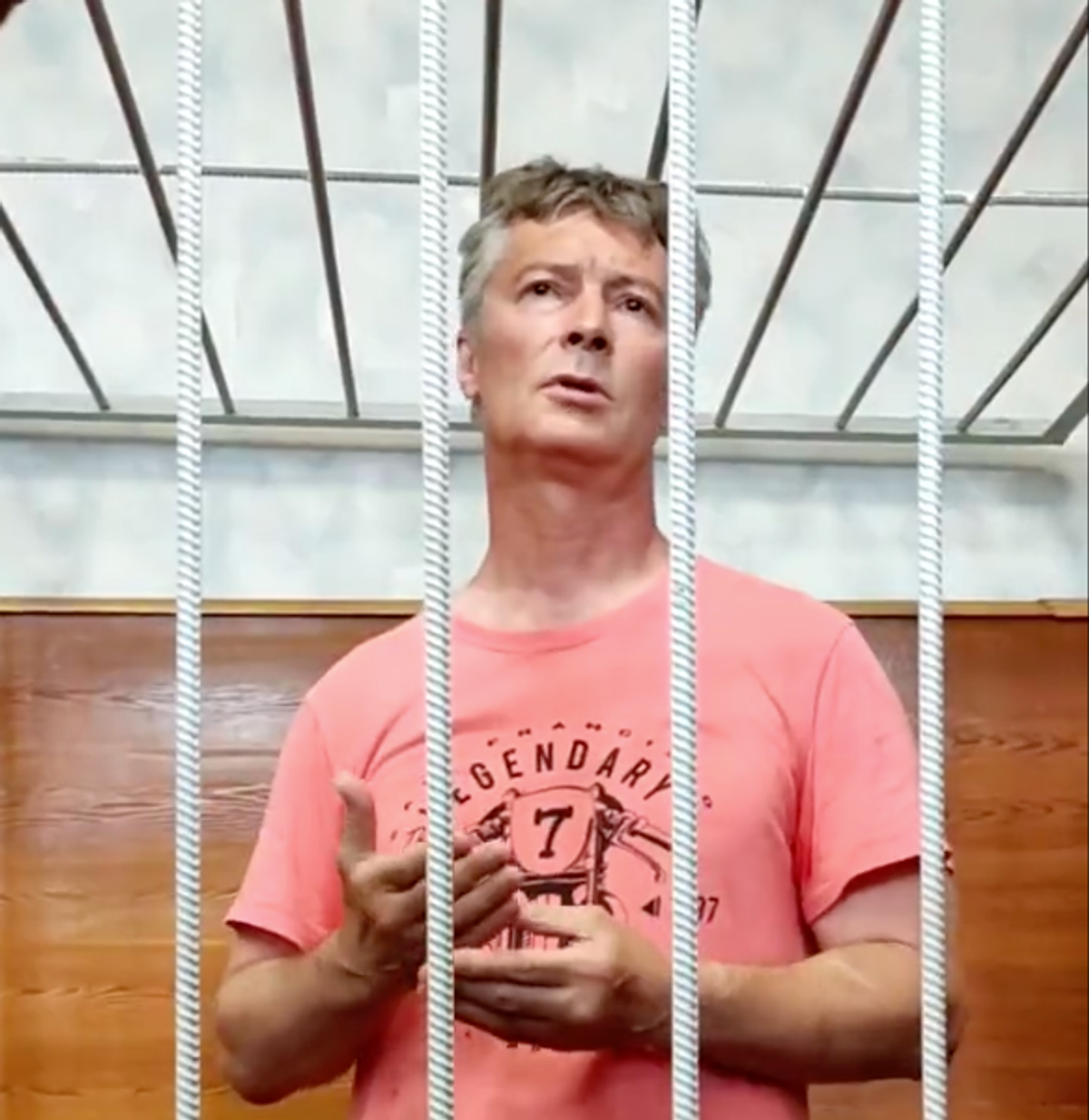 Yevgeny Roizman addressing media following his hearing in Yekaterinburg court today.
Courtesy of Nexta_TV; Twitter