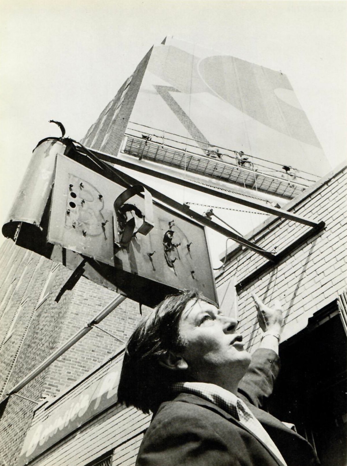 Knox Martin with mural Venus, 1970. Courtesy Hollis Taggart.