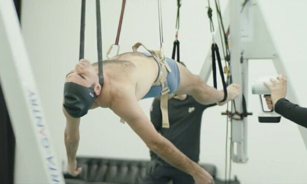 How Ugo Rondinone turned Roger Federer right into a secret flying sculpture (spoiler: contains underwear) How Ugo Rondinone turned Roger Federer right into a secret flying sculpture (spoiler: contains underwear)