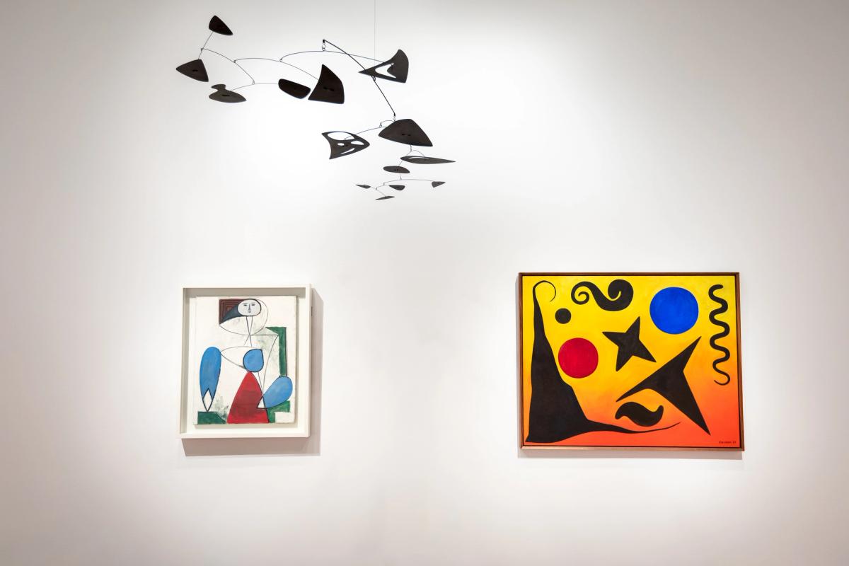 Installation view of 'Calder-Picasso' at the de Young Museum Photo: Gary Sexton, courtesy of the Fine Arts Museums of San Francisco © 2021 Calder Foundation, New York / Artists Rights Society (ARS), New York