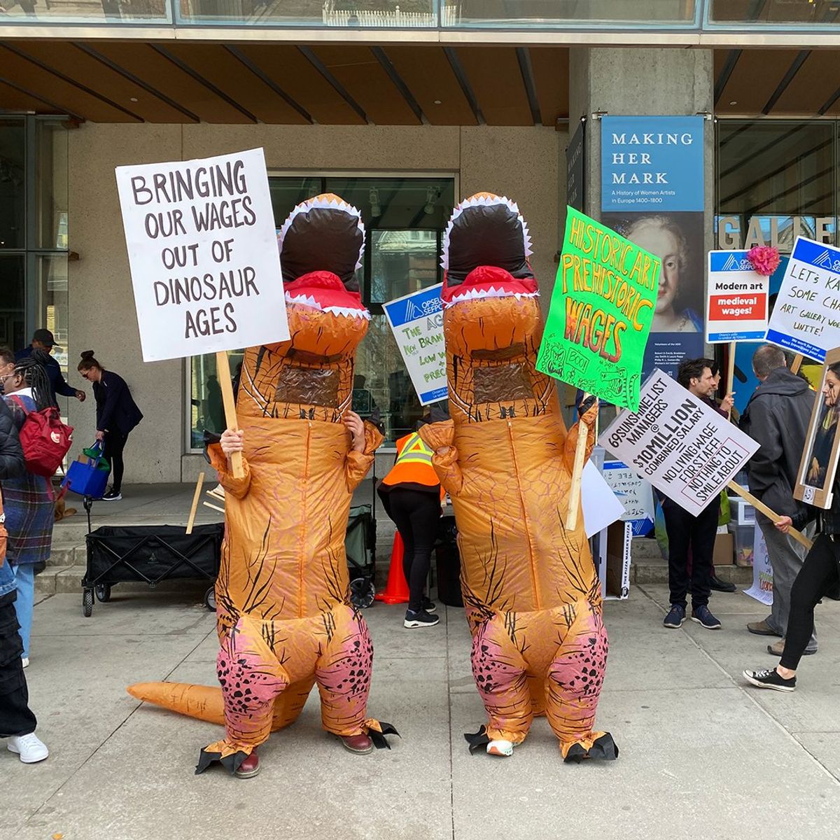 Striking members of OPSEU/SEFPO Local 535 outside the Art Gallery of Ontario during the recent strike Courtesy OPSEU/SEFPO Local 535