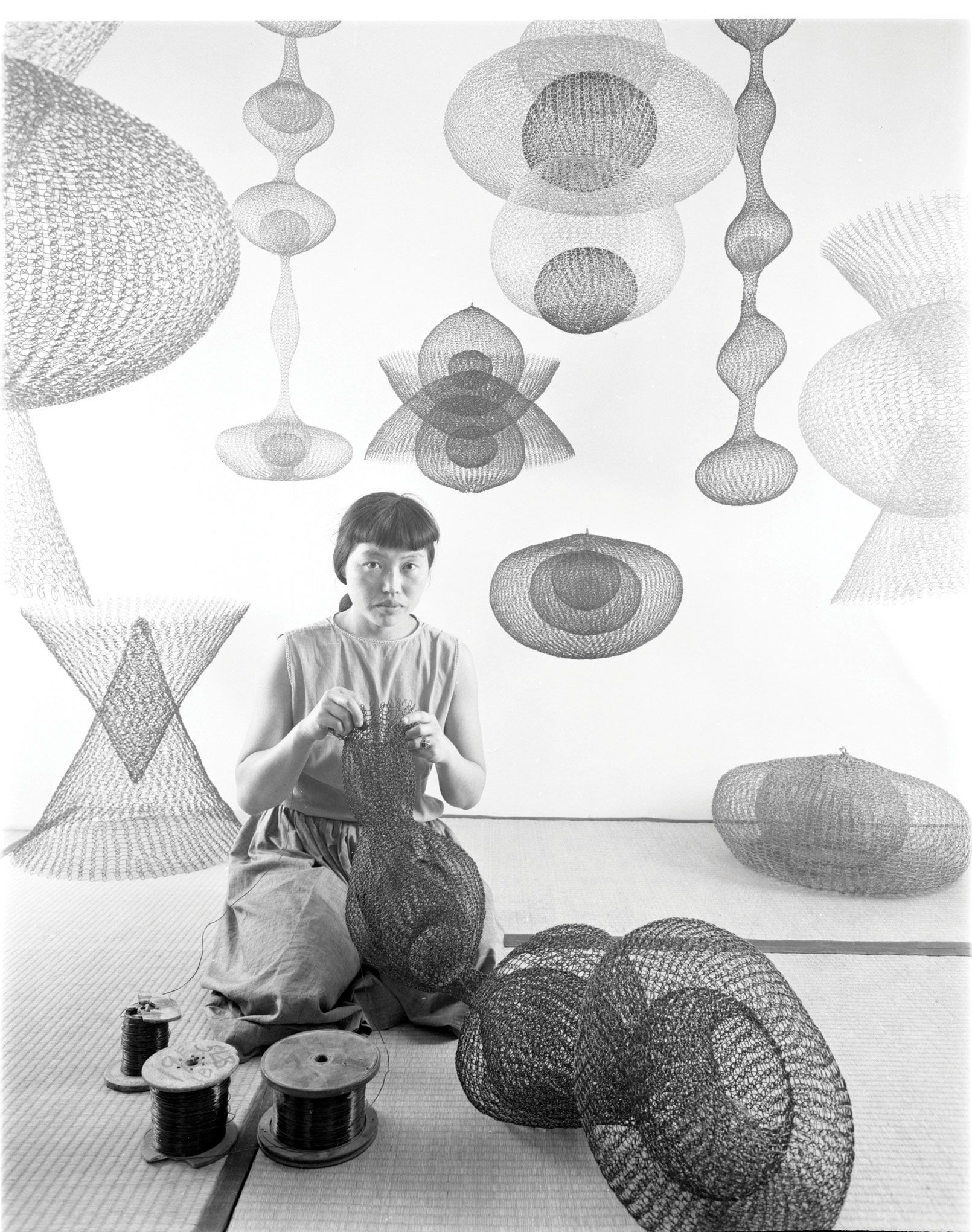 Ruth Asawa pictured in November 1954 making wire sculptures © 2025 Ruth
Asawa Lanier, Inc. / ARS, New York, courtesy David Zwirner