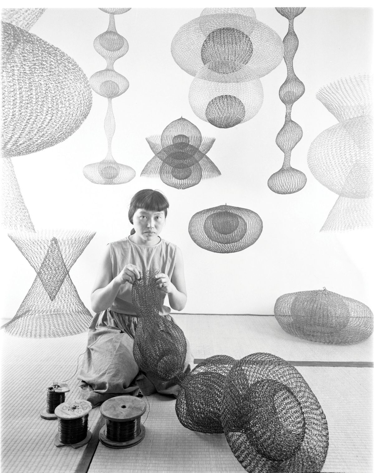 Ruth Asawa pictured in November 1954 making wire sculptures © 2025 Ruth
Asawa Lanier, Inc. / ARS, New York, courtesy David Zwirner