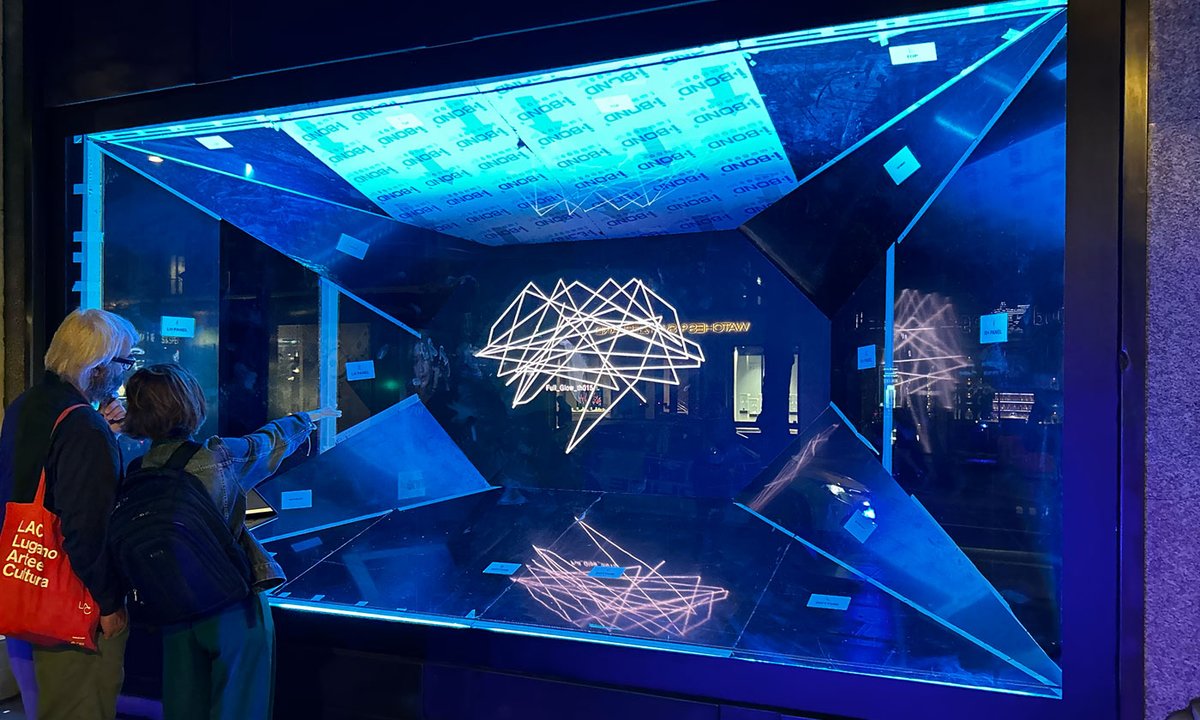 Jason Bruges reimagines the inside of a Tiffany diamond for 130,000 daily passers-by in London Jason Bruges reimagines the inside of a Tiffany diamond for 130,000 daily passers-by in London