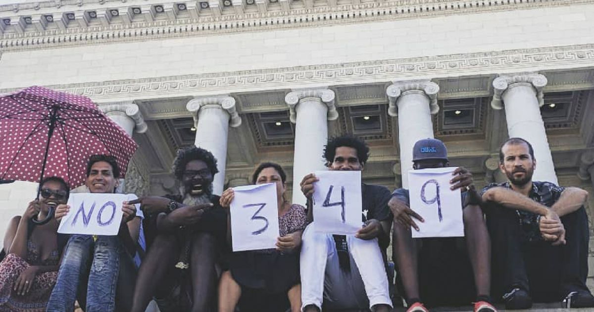 Cuban artists protest Decree 349 on the steps of the Havana Capitol