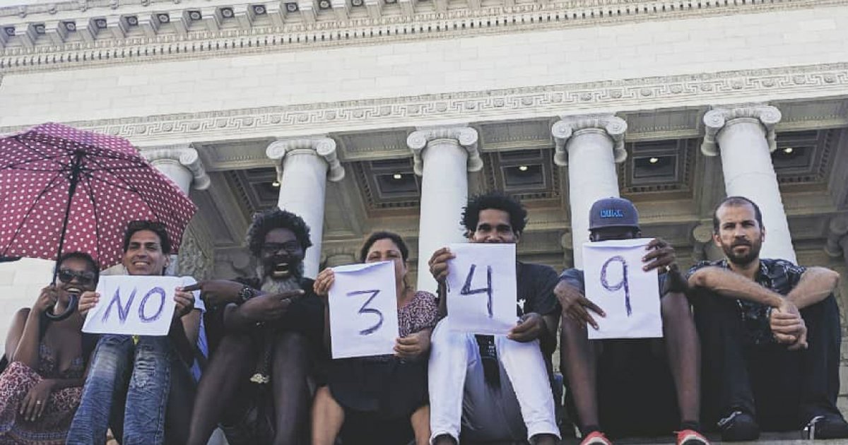 Cuban artists protest Decree 349 on the steps of the Havana Capitol