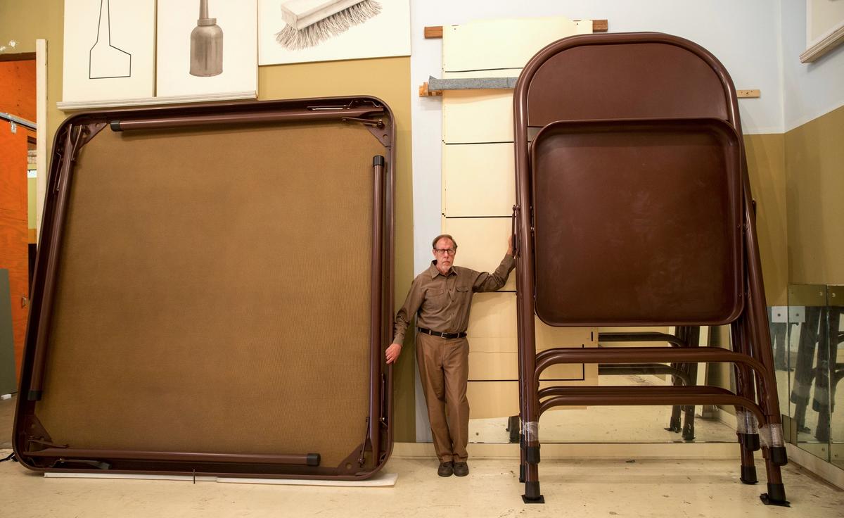 Robert Therrien with two of his creations in his studio in Los Angeles © Robert Therrien/Artists Rights Society (ARS), New York; Photo: Monica Almedia/The New York Times/Redux