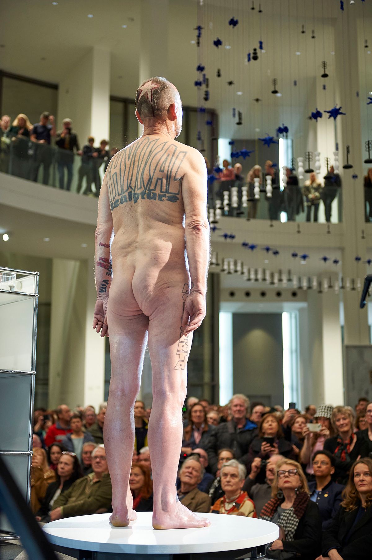 Wolfgang Flatz displays his tattoos at the Pinakothek der Moderne in Munich

© Franziska Pietsch/Pinakothek der Moderne