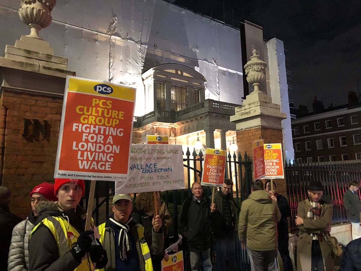 Members of PCS protest outside the Wallace Collection in London © The Art Newspaper/Kabir Jhala