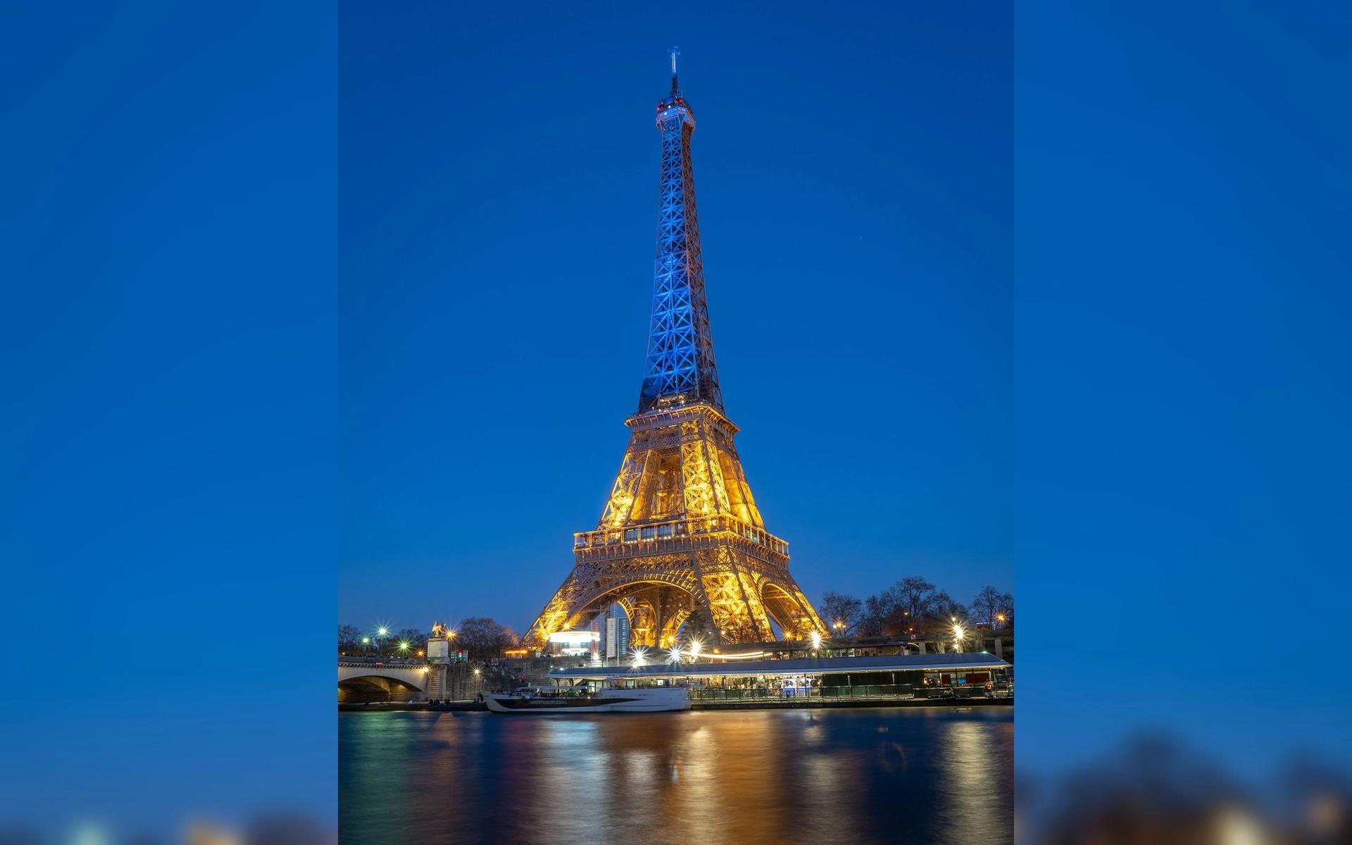 The Eiffel Tower with the colours of the Ukrainian flag Photo: Pierre Blach