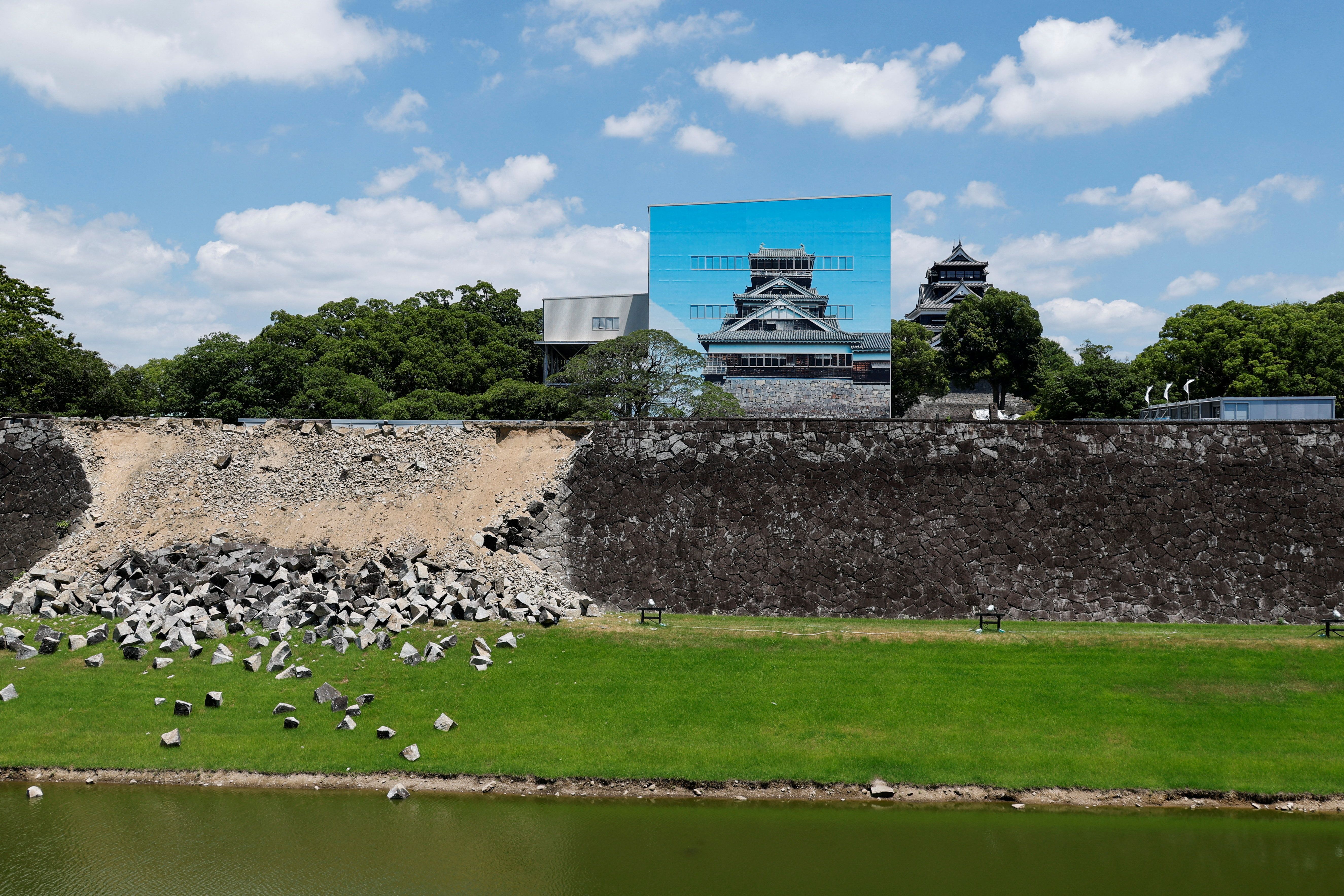 A partially collapsed stone wall at Kumamoto Castle, following an earthquake with a preliminary magnitude of 7.1 that struck Japan's southern Kumamoto prefecture on 29 July

Photo: Reuters/Kim Kyung-Hoon