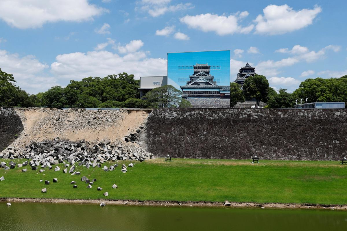 A partially collapsed stone wall at Kumamoto Castle, following an earthquake with a preliminary magnitude of 7.1 that struck Japan's southern Kumamoto prefecture on 29 July

Photo: Reuters/Kim Kyung-Hoon