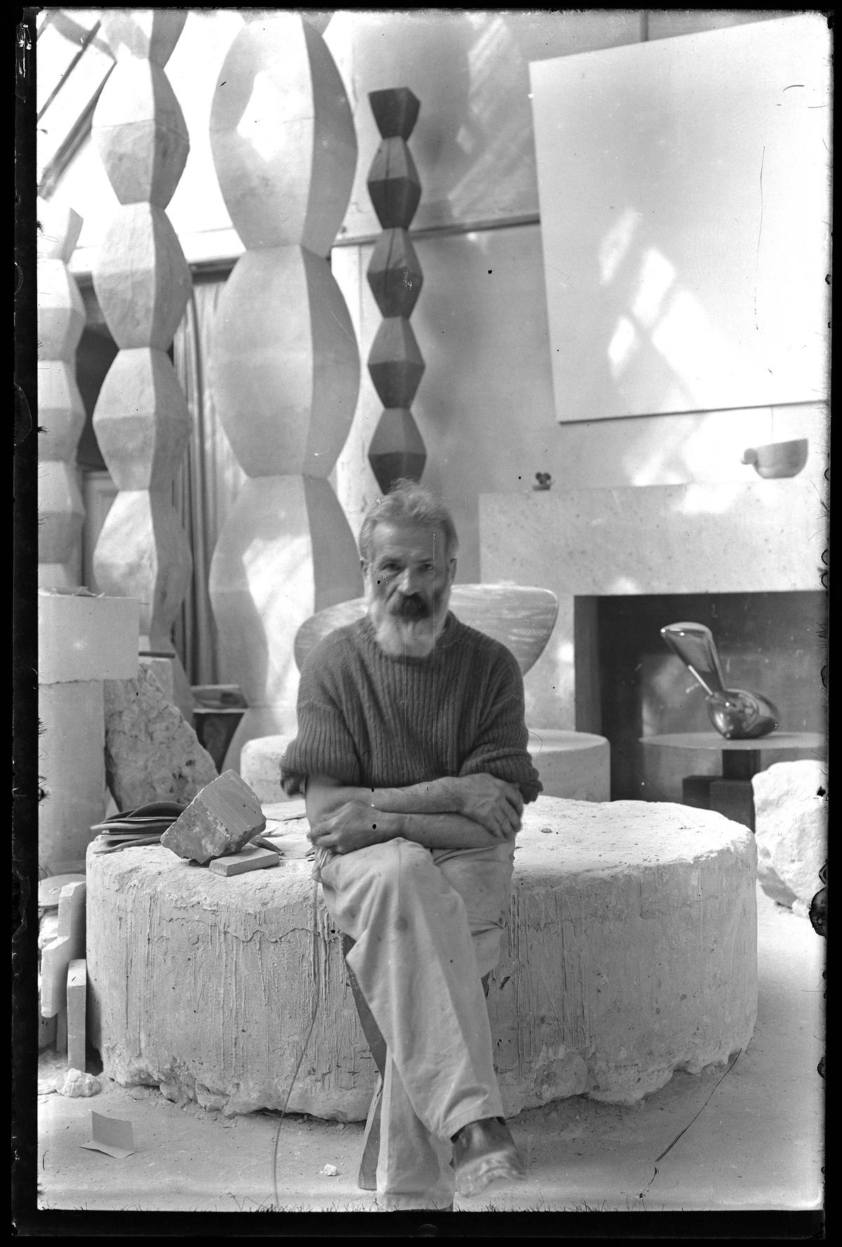 Brâncuși (around 1933-34) Centre Pompidou, MNAM-CCI/Dist RMN-GP; © Succession Brancusi, All rights reserved Adagp, Paris 2024