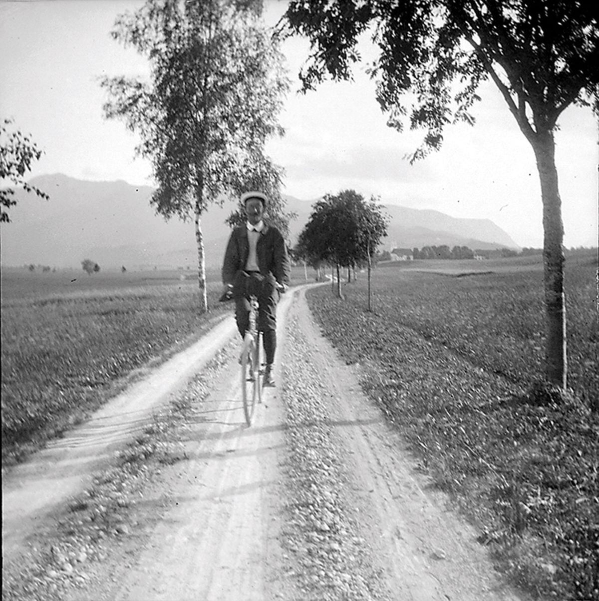 Gabriele Münter’s Kandinsky on a Bicycle, Summer 1902 © VG Bild-Kunst, Bonn 2020