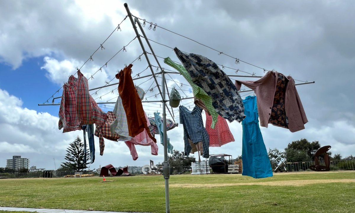 Clothes swap among highlights as Sculpture by the Sea celebrates 25 years on Bondi Beach Clothes swap among highlights as Sculpture by the Sea celebrates 25 years on Bondi Beach