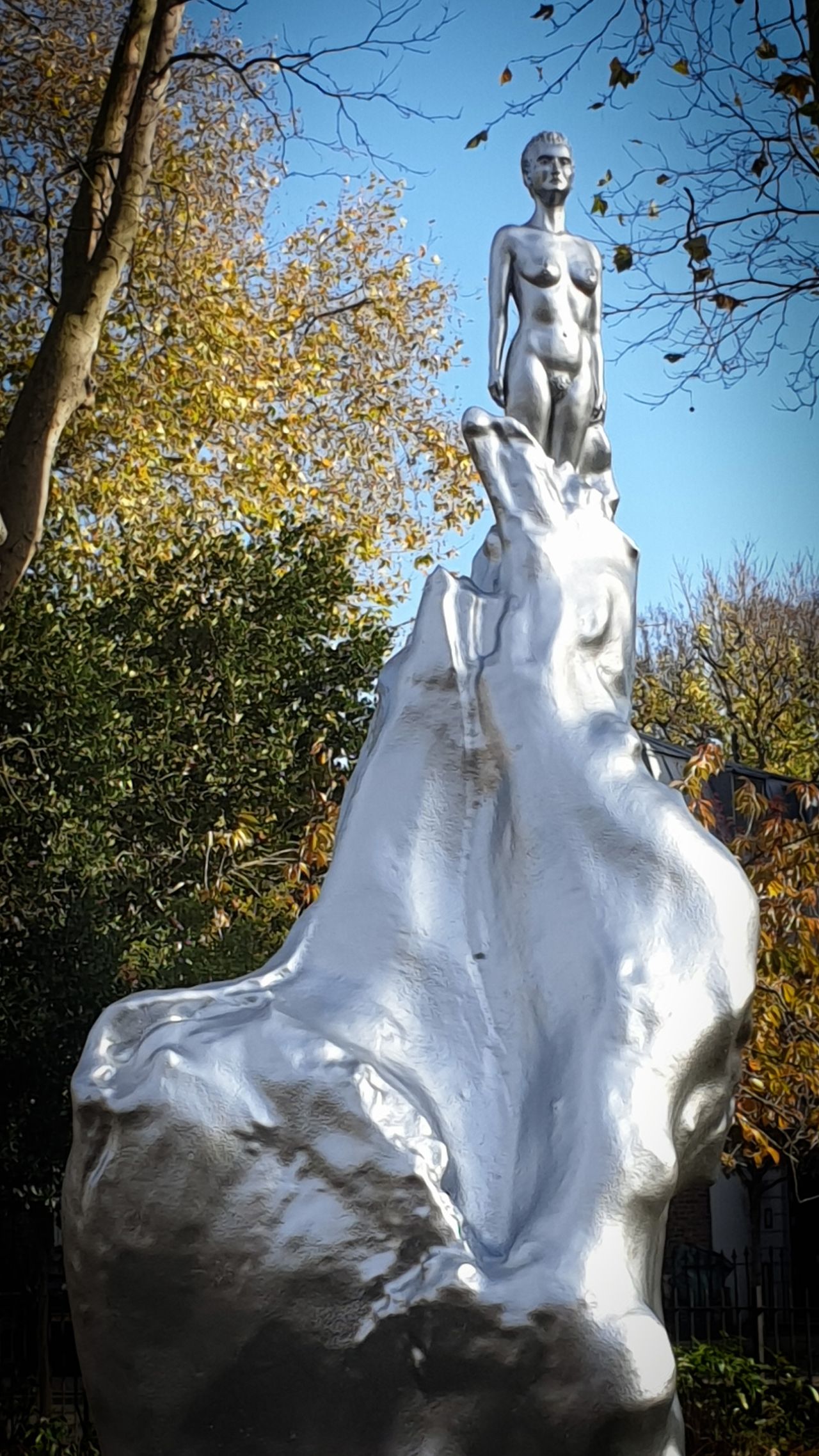伦敦纽ington Green的Maggi Hambling雕像，献给Mary Wollstonecraft照片:Grim23