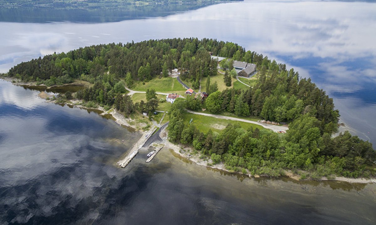 Memorials to Norway massacre victims prove divisive 