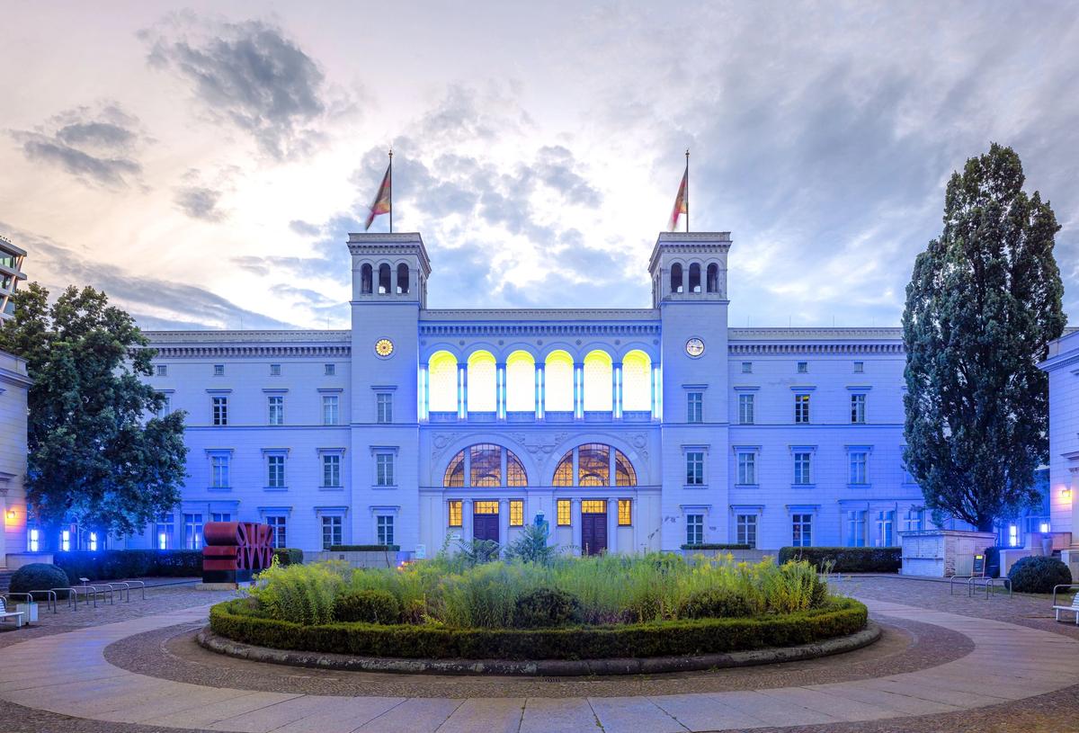 Dan Flavin's Untitled (1996) at Hamburger Bahnhof © Nationalgalerie Staatliche Museen zu Berlin / David von Becker