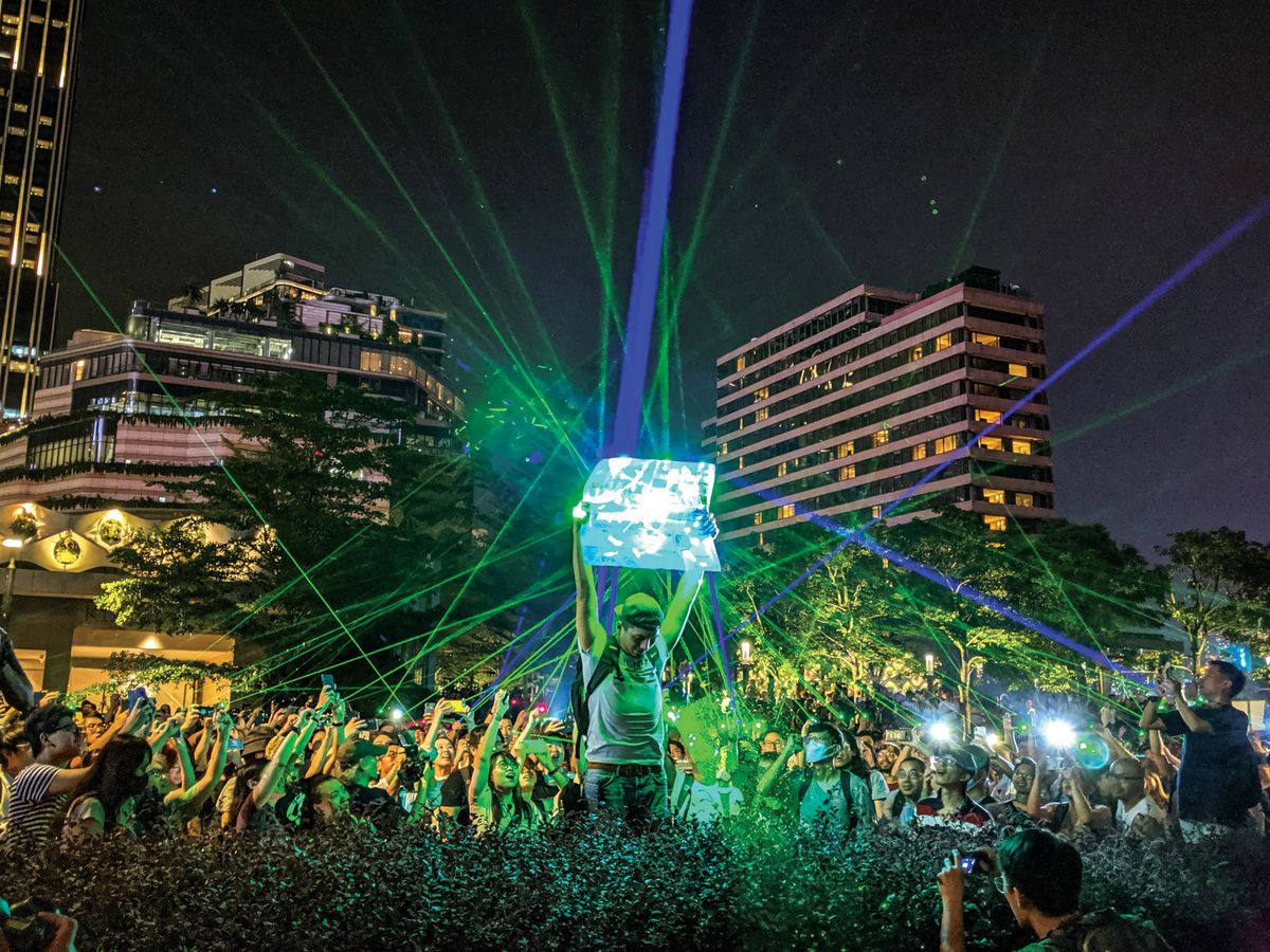 Protestors gathered at Hong Kong Space Museum ©studio Incendo