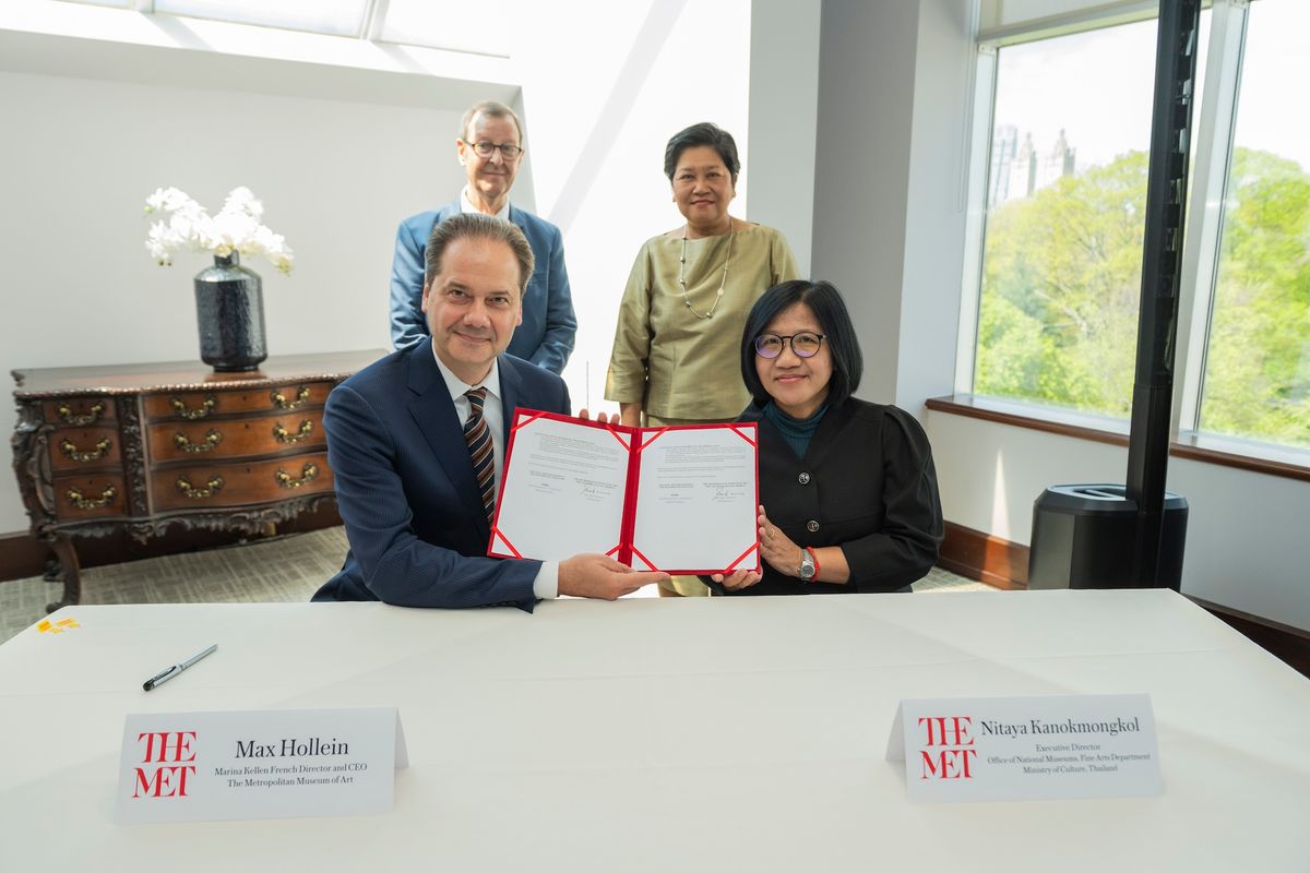 Max Hollein (director of the Metropolitan Museum of Art) and Nitaya Kanokmongkol (executive director of the Thai cultural ministry’s office of national museums) show off their newly signed agreement, with John Guy (Met curator of South and Southeast Asian art) and Somjai Taphaopong (consul-general of Thailand in New York) in the background Courtesy the Metropolitan Museum of Art, New York