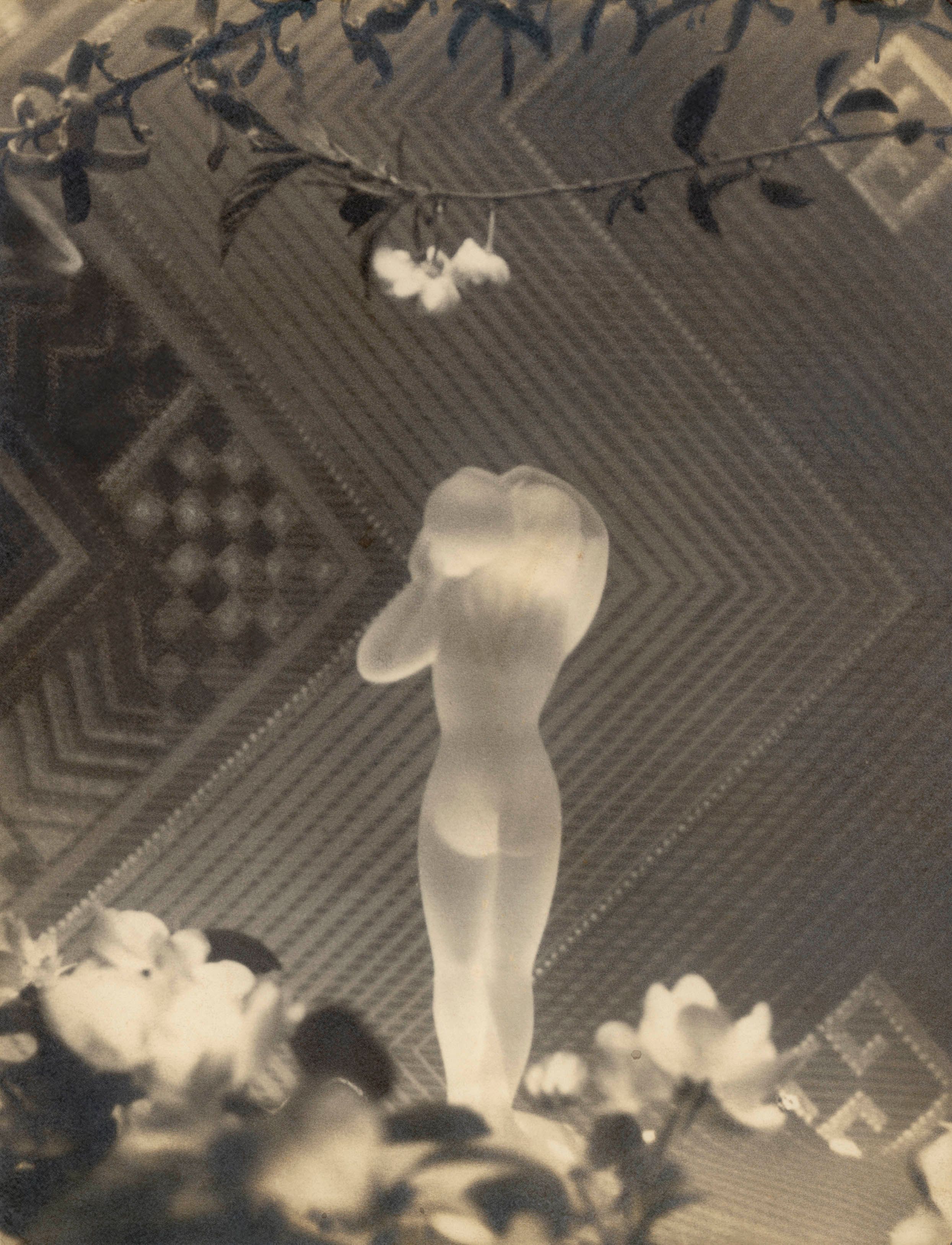 Luo Bonian’s Drawing Water from a Well (1932) Courtesy Luo Bonian Art Foundation and Three Shadows +3 Gallery