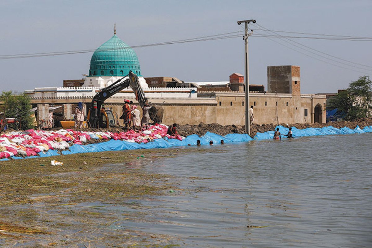 Residents in Mehar, Pakistan, try to create a sandbag barrier to prevent flooding following heavy rain Akhtar Soomro/Reuters
