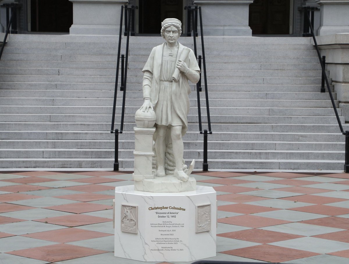 A statue of Christopher Columbus recently installed on the White House grounds, in front of the Eisenhower Executive Office Building Photo: © Gent Shkullaku / ZUMA Press Wire / Alamy Stock Photo