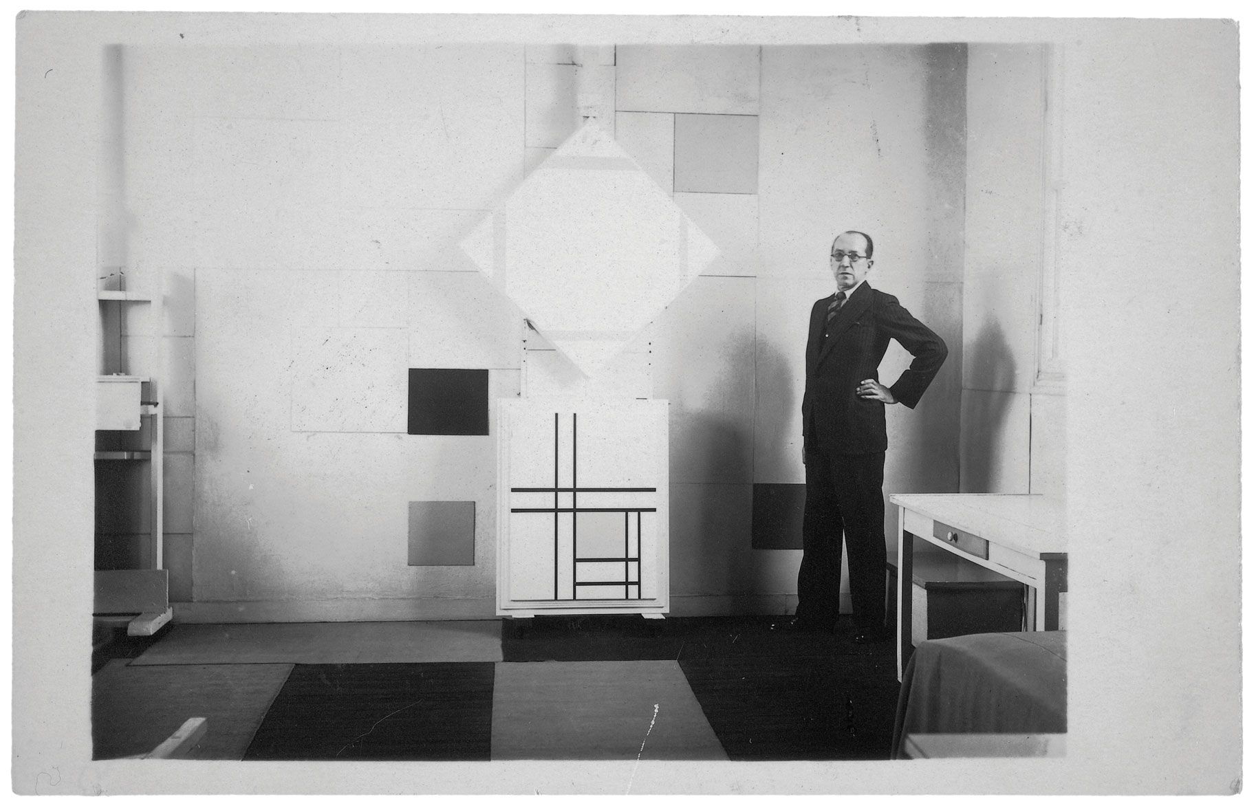 Piet Mondrian in his studio in 1933, photographed by Charles Karten Collection RKD – Netherlands Institute for Art History © Charles Karsten