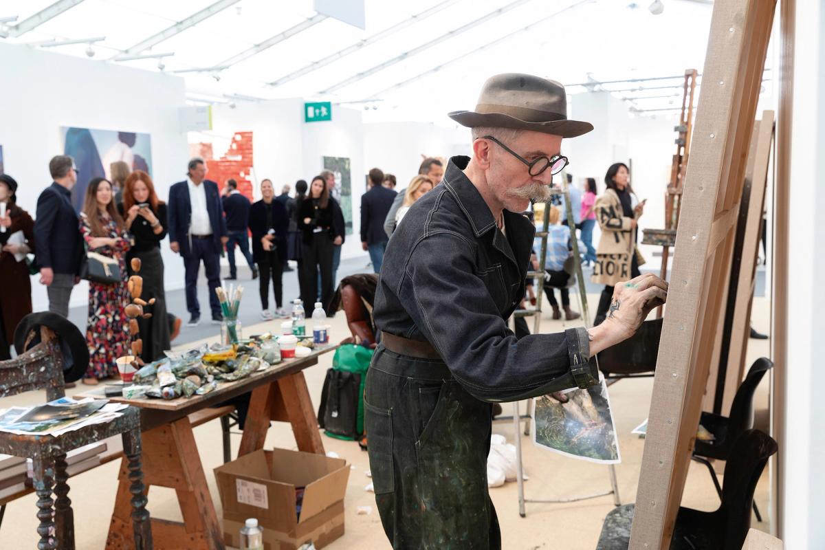 “Exposing the ease of creativity”: the British artist Billy Childish will paint live again today at the Lehmann Maupin stand David Owens