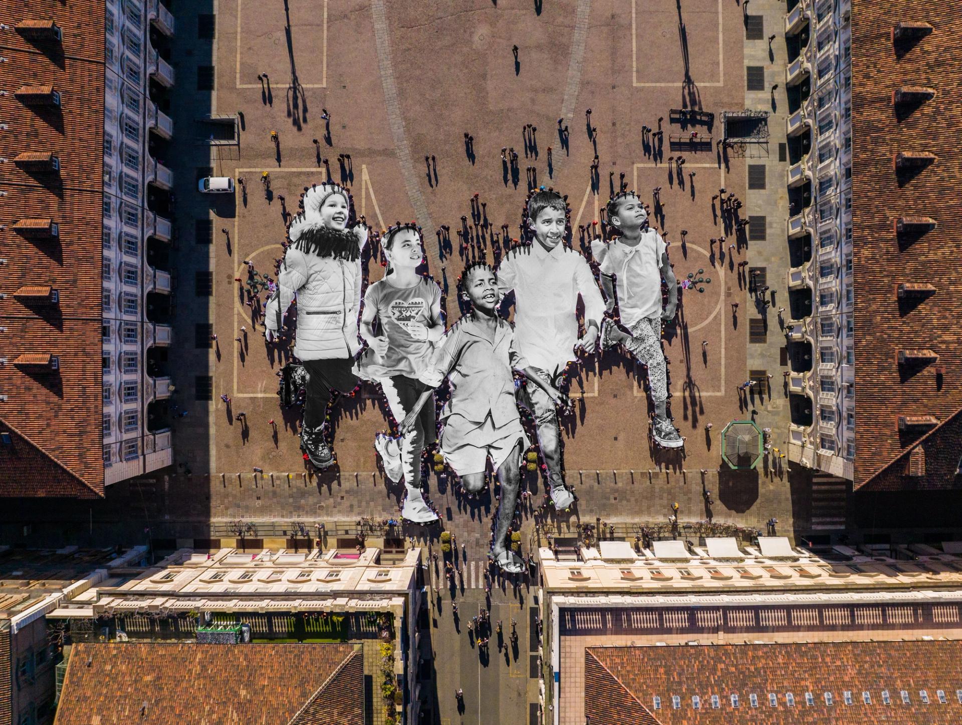 More than 1,000 people help artist JR hold up giant images of refugee ...