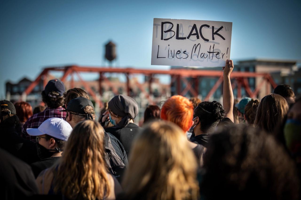 5月29日，一场“黑人的命也是命”的抗议活动在爱荷华州得梅因市中心举行，参加了全国各地的其他抗议活动，要求为明尼阿波利斯一名警察杀害乔治·弗洛伊德(George Floyd)伸张正义