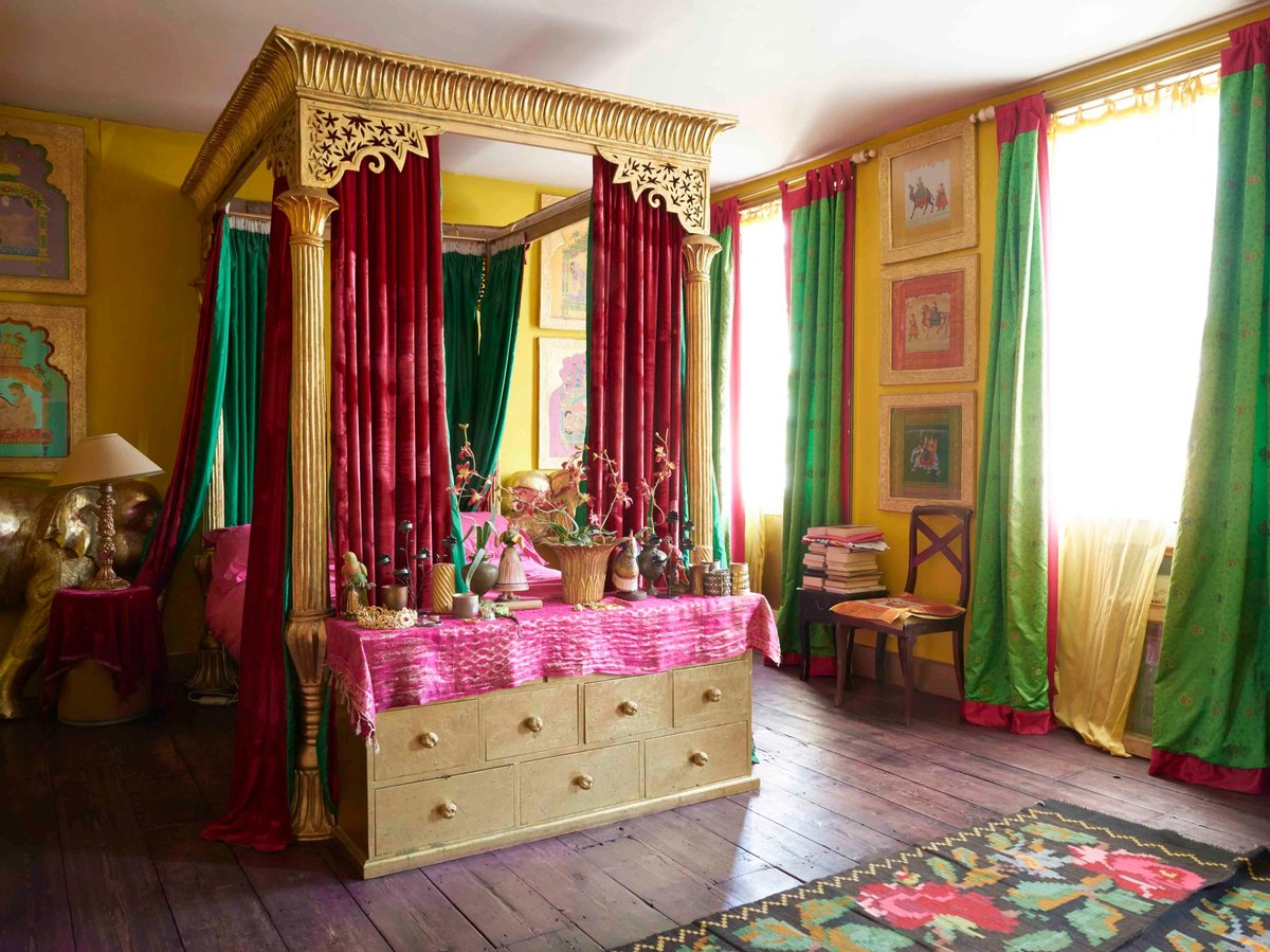 The Indo-Chinese style master bedroom in a 1797 terraced house, Walworth © Charlie Hopkinson