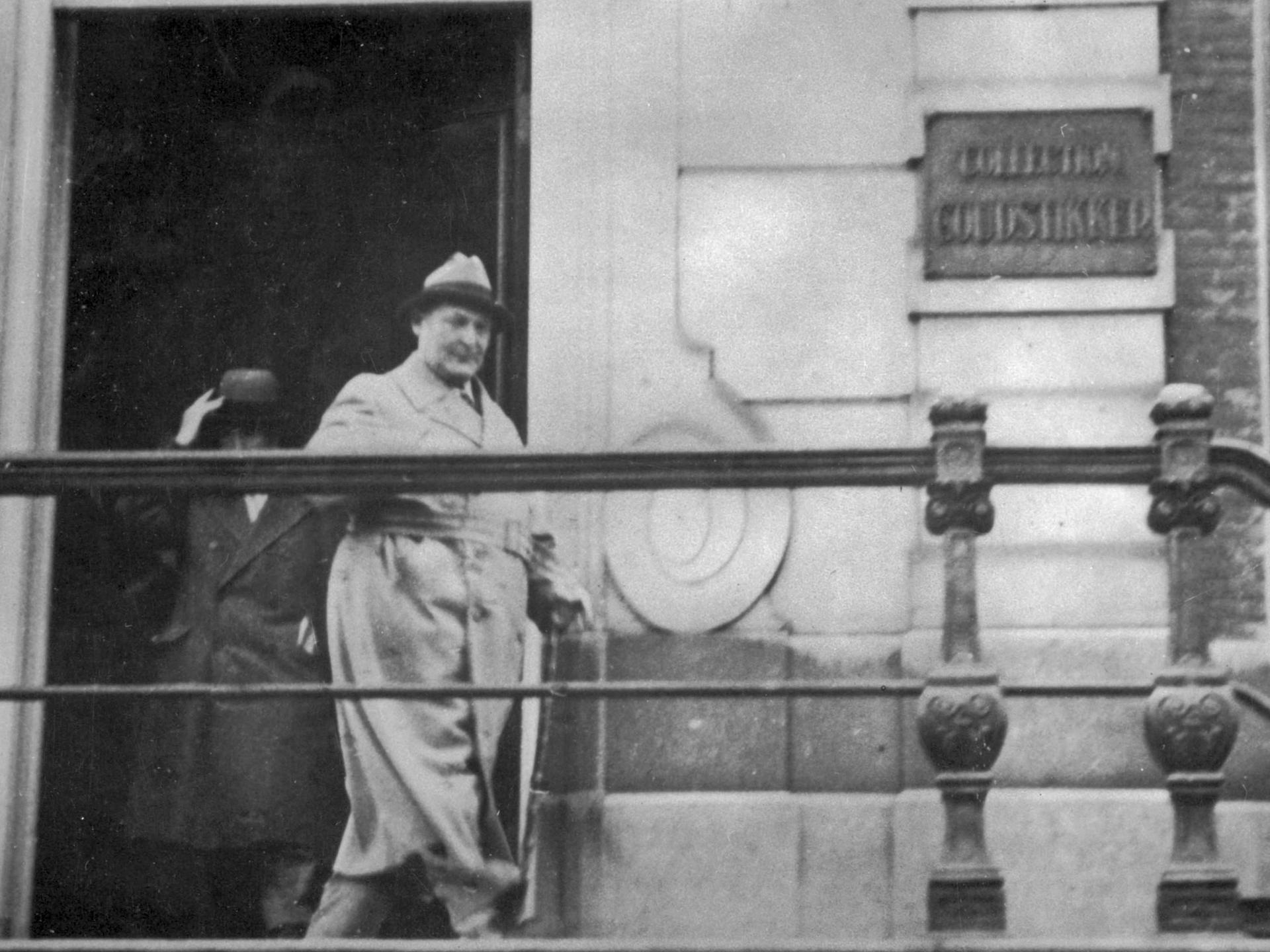 Hermann Göring leaving the Goudstikker art dealership at the Herengracht 458, Amsterdam © Wikicommons