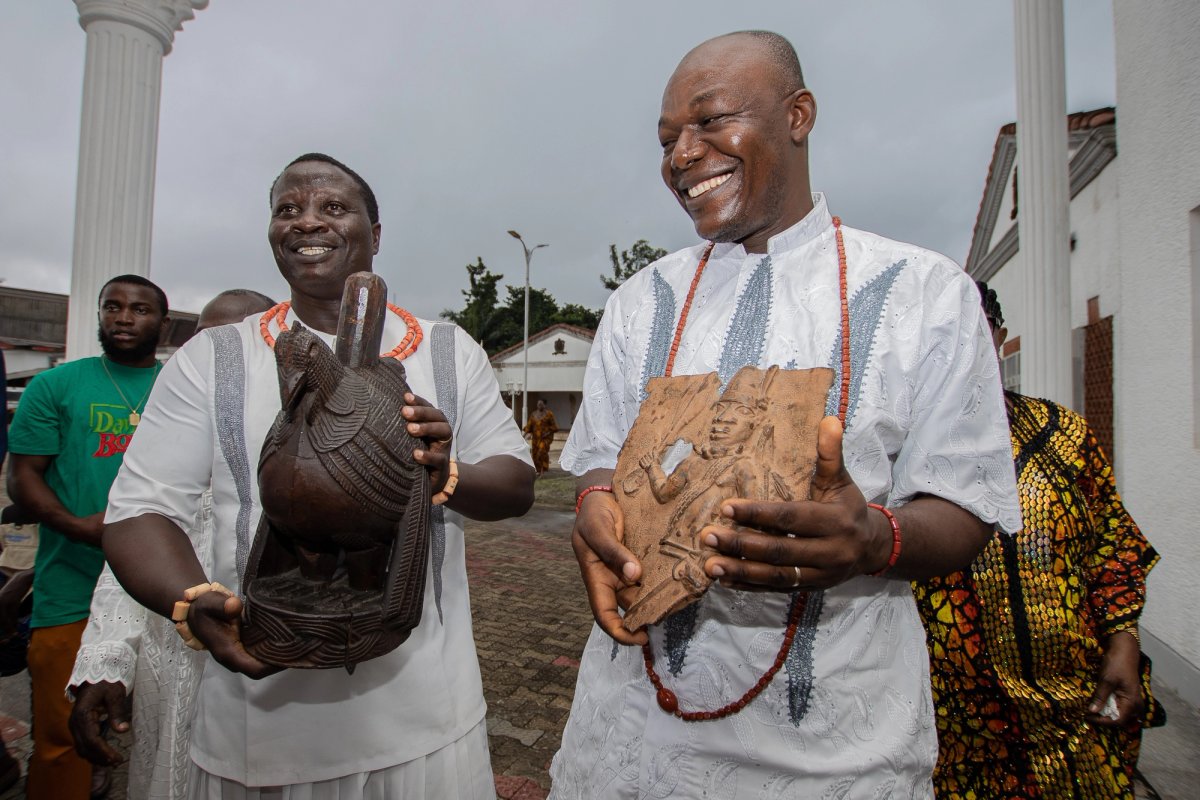 Court officials carrying the Benin Bronzes during the restitution ceremony
Photo: Omoregie Osakpolor. Courtesy Stanley Museum of Art