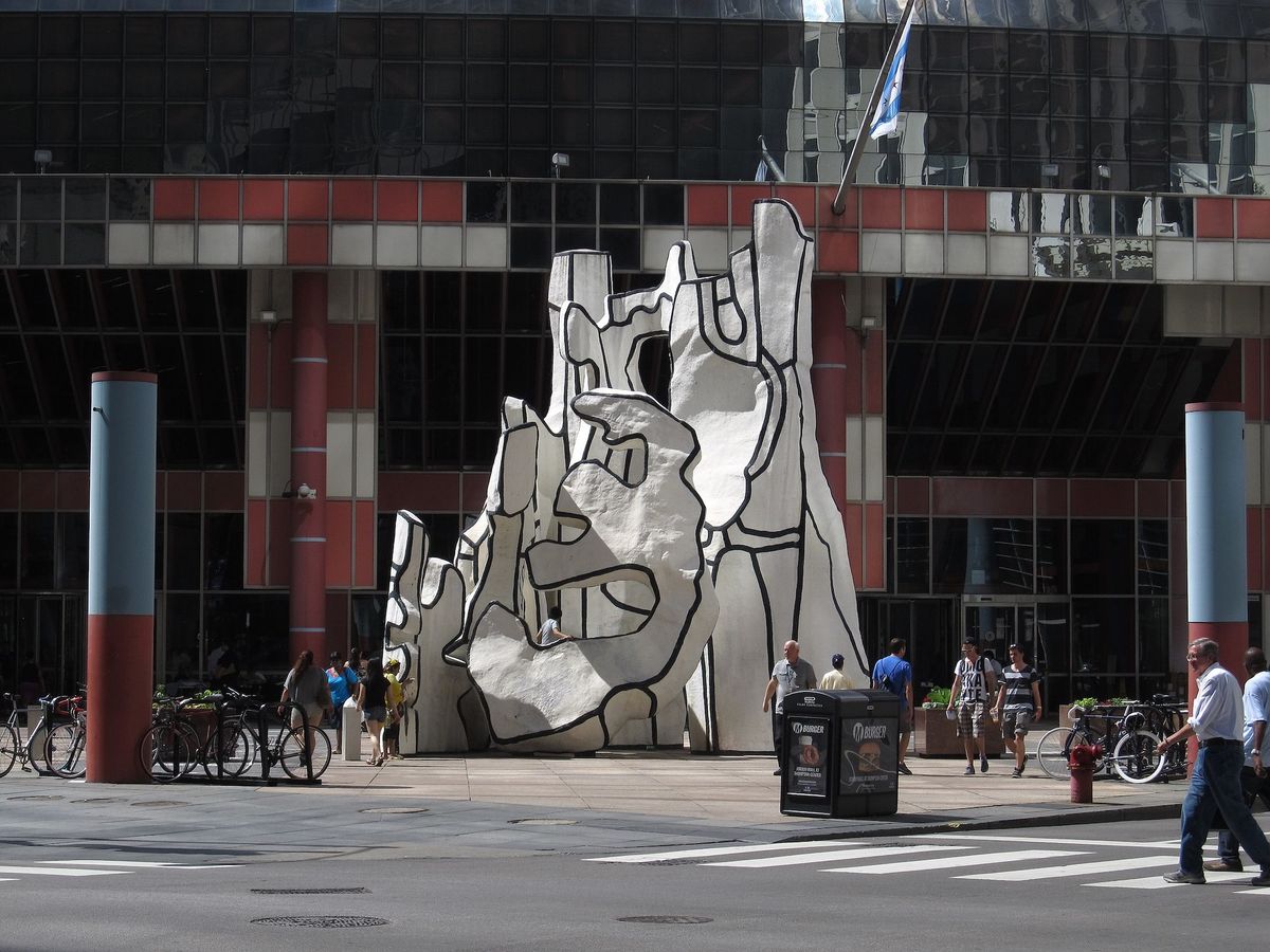 Jean Dubuffet's Monument with Standing Beast (1984) in front of the James R. Thompson Center, Chicago Photo: Ken Lund (CC BY-SA-2.0)
