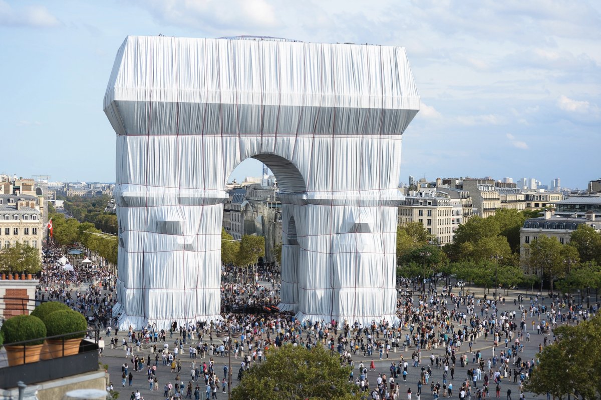 Christo and Jeanne-Claude's L'Arc de Triomphe, Wrapped (1961-2021)
Photo: Benjamin Loyseau; © 2021 Christo and Jeanne-Claude Foundation