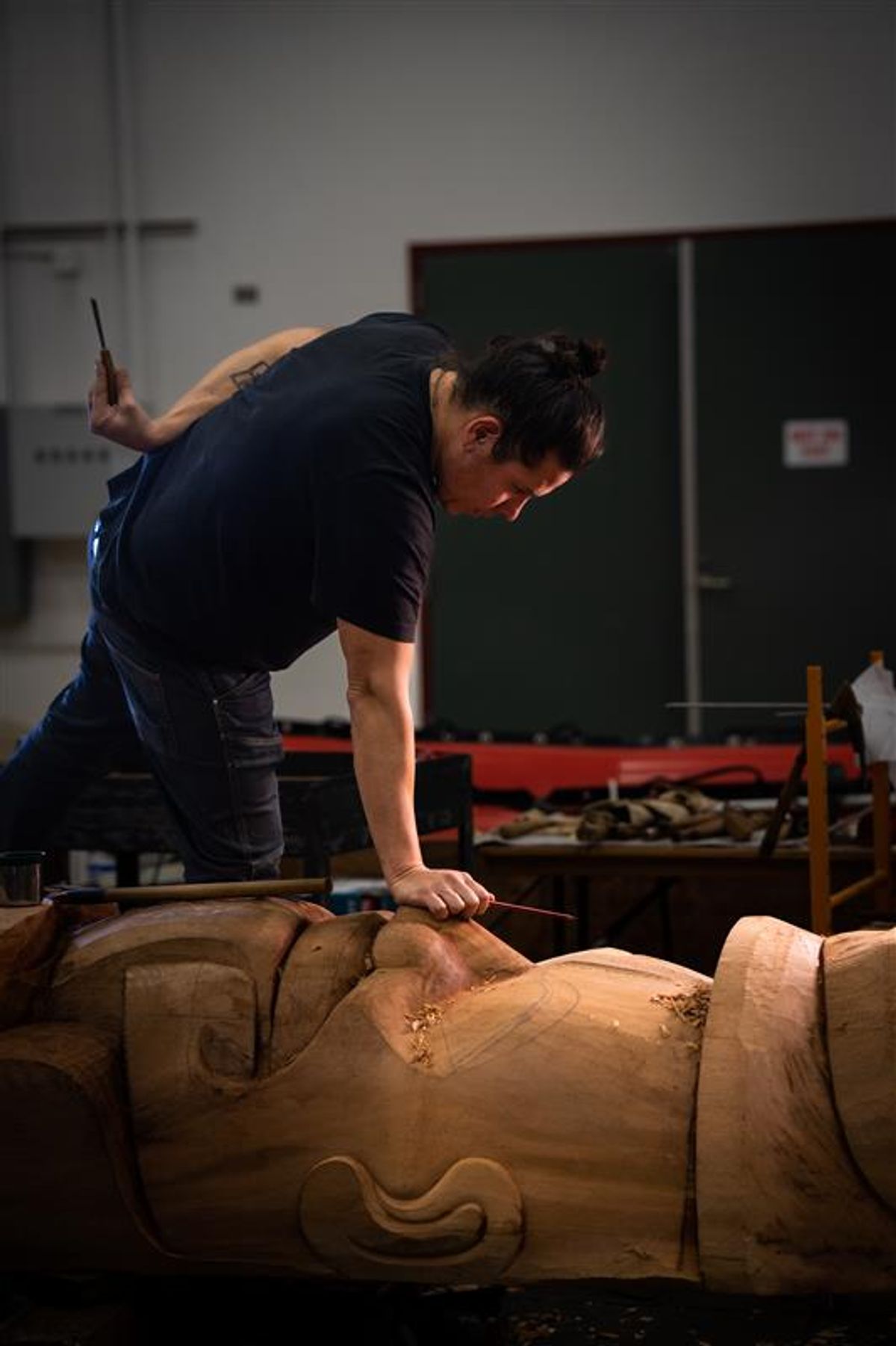 The artist Nicholas Galanin working on a sculpture Photo by Bethany Goodrich, courtesy Crystal Bridges Museum of American Art