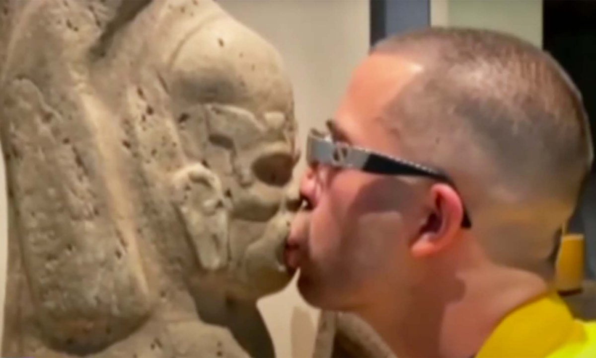 Artista mexicano besa antigüedades para crear conciencia sobre sacksexi