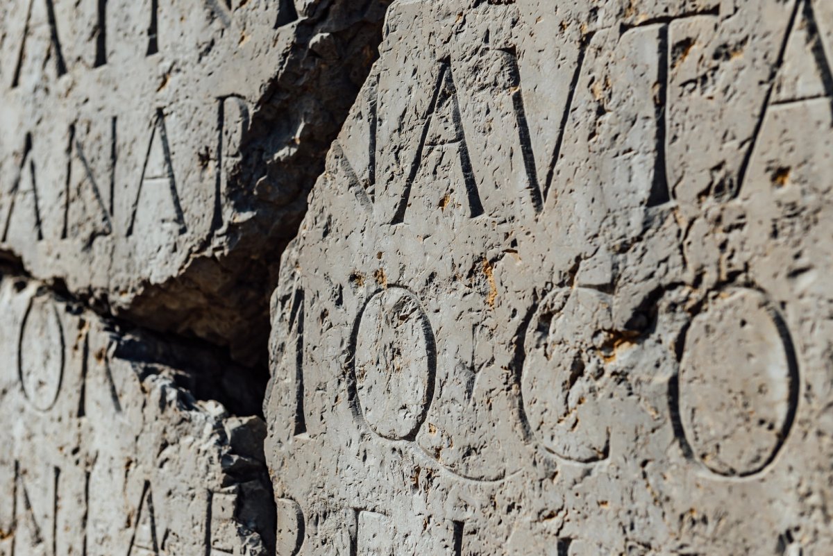 Around 1,500 Latin inscriptions are discovered each year—and Aeneas could save researchers a lot of time deciphering them
Photo: artistique7
